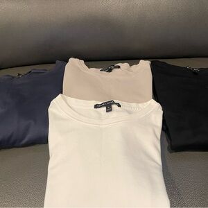 A bundle of 4 men’s Large Robert Barakett Tees